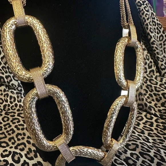 Gold Fashion Necklace w/Earrings - Picture 4 of 7